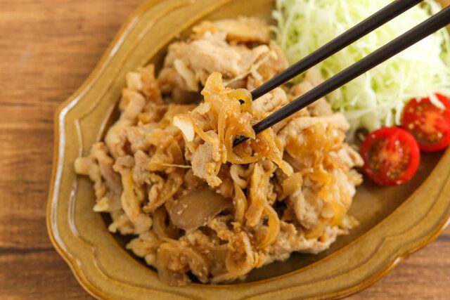 生姜焼き お箸でつまむ