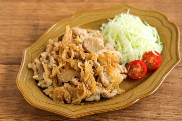 器に盛り、お好みで千切りキャベツやトマトを添える。