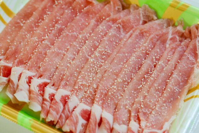 豚肩ロース肉（しゃぶしゃぶ用）に砂糖をもみ込む。