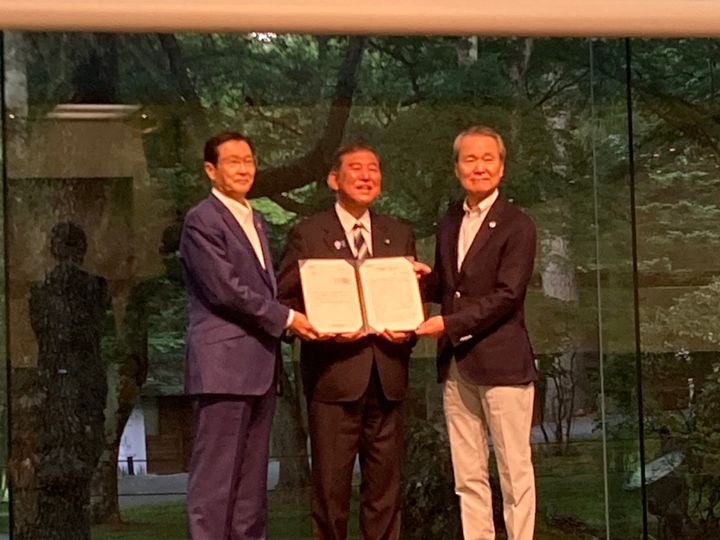 左：経団連・小路明善副会長、中央：石破首相、右：経団連・筒井会長