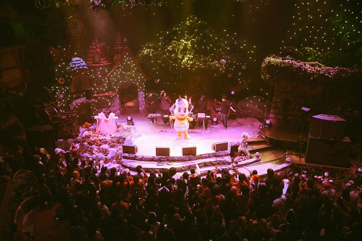 ステージ中央の木がメルヘンな空間を彩る ”フェアリーステージ”