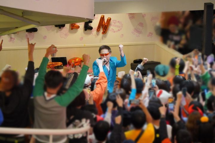 アーティストとの距離が近い“フードコートステージ”