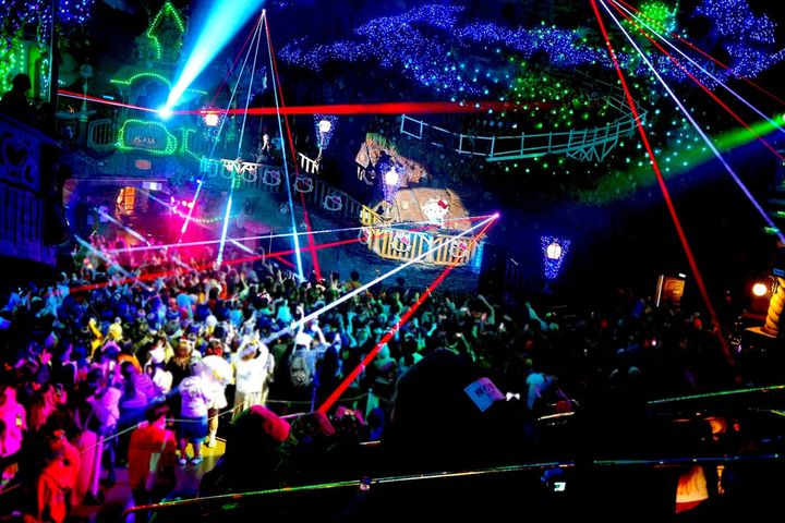 レーザーやイルミネーションが煌めくファンタジックな ”メインステージ”