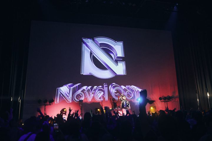 映像とパフォーマンスが融合する “エンターテイメントステージ”