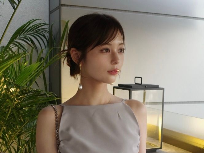 NMB48 杉野莉沙 生写真 透き通るような美貌にうっとり…『元NMB48美女』ほっそり二の腕が