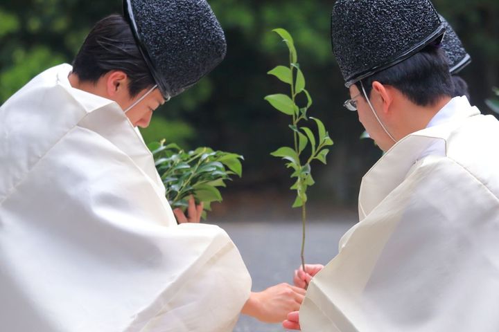 大祓では、まず神職それぞれに榊の枝が手渡される。