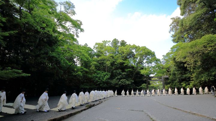 内宮の五十鈴川の川辺で行われる大祓を終え、斎館に戻る神職たち。