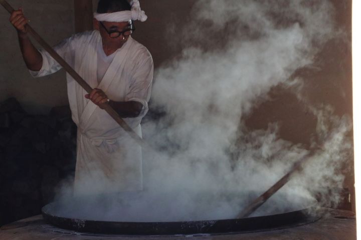 採取した鹹水を煮詰めて塩を精製。