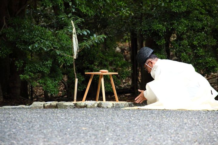 権禰宜が大麻の前