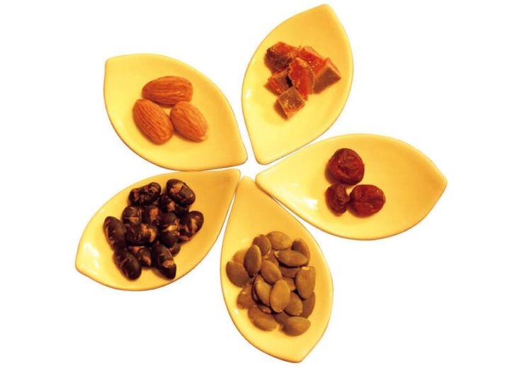 お茶菓子はアーモンドやヒマワリの種、ドライフルーツ。