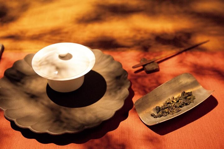 おまかせコースのみ。「季」お茶1種4煎まで、本日のお菓子付き（40分/700元）。