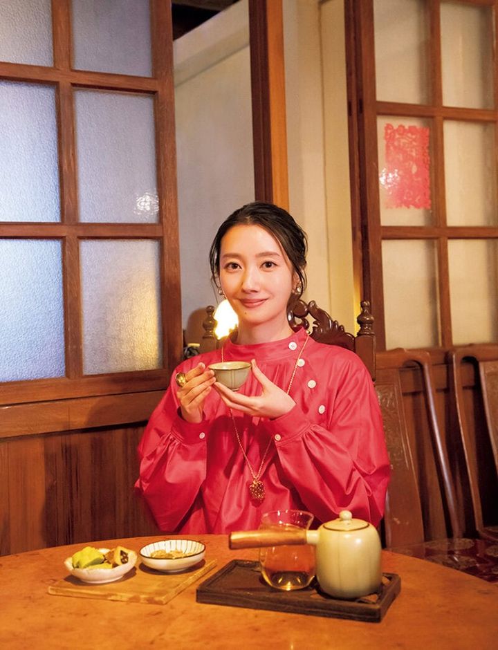 東方美人茶をいただく波瑠さん。台湾茶は一煎だけではもったいないので、もっと飲みたい場合はお湯を追加してもらって。