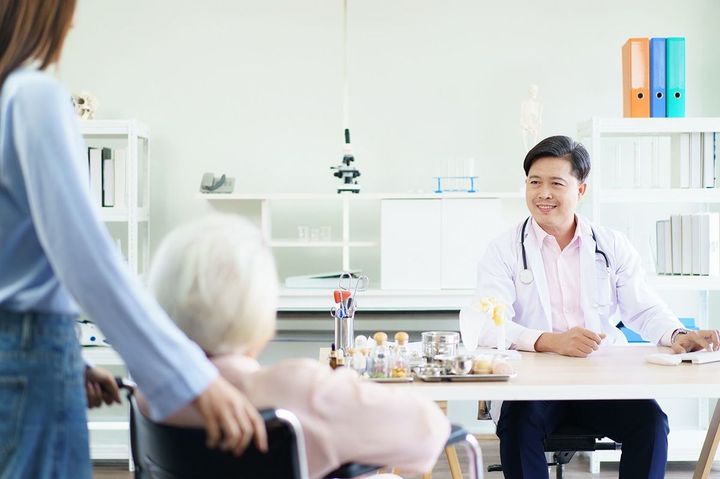 女性は、高齢の母親を病院に連れて行く