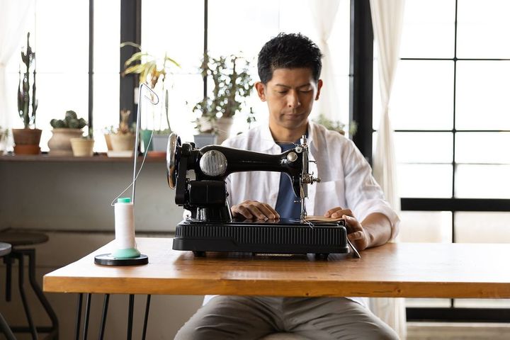 TOKYO OTOKOミシンでレザーを縫い合わせるアックスヤマザキの山﨑一史社長