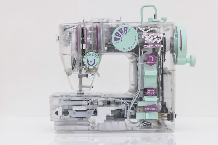 透明なボディの「パステルミシン」。内部構造が見えるので、縫合のメカニズムを視覚的に理解できる