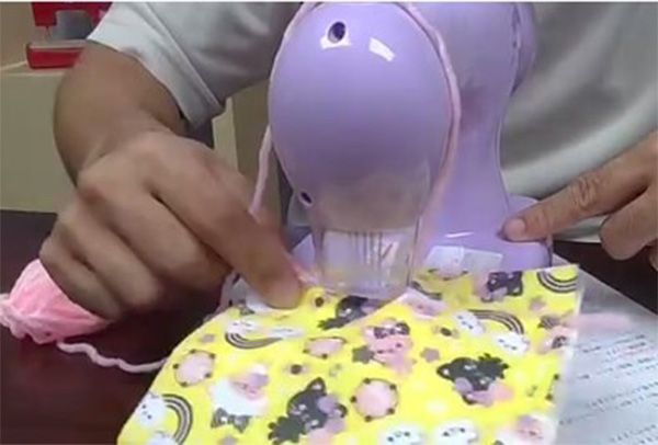 「毛糸ミシンHug」のガイドに毛糸をかけて布を送ると簡単に毛糸で縫い合わせられる