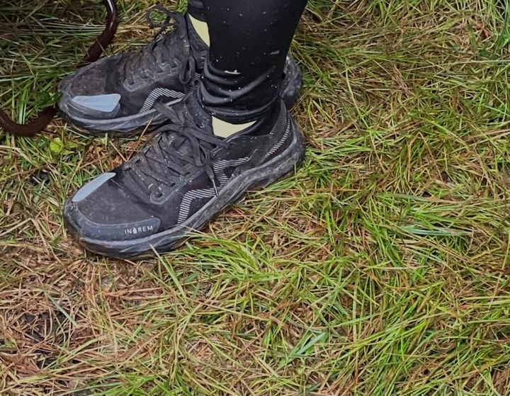 雨の後のシューズ。泥が跳ねてます……。