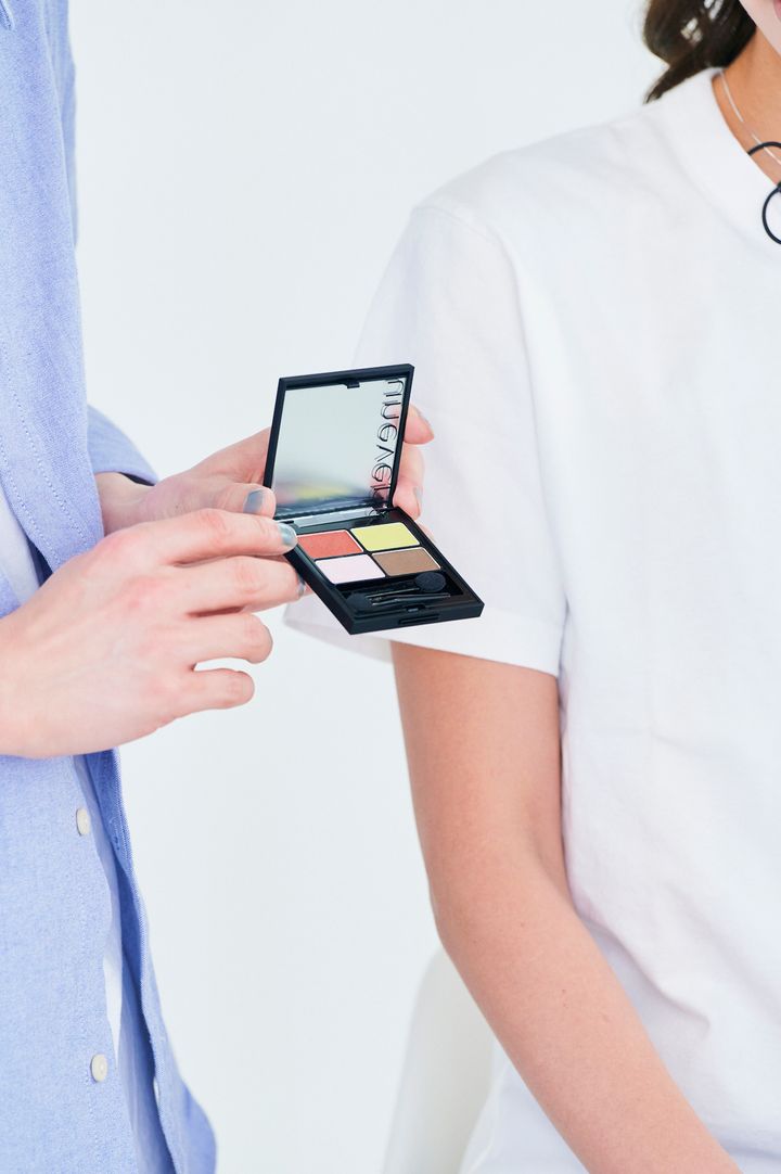 unevenのアイパレットにあるオレンジのアイシャドウ