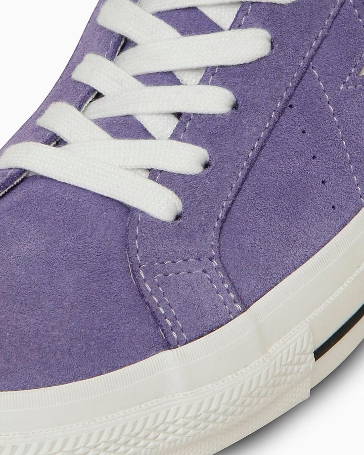 8ミリ幅のコットンシューレースやスエードの風合いが、ヴィンテージライクな存在感を醸し出す一方で、差し色としてスタイリングを引き締める個性的なパープルカラーもラインナップ。