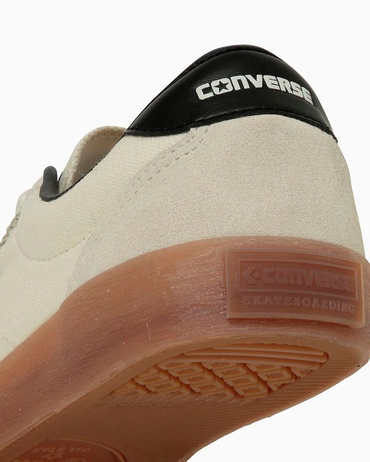 クラシックな意匠を残しながらも、6種のスケートスペックを搭載。厚みのあるシングルテープや耐久性の高いアウトソール、ホールド性に優れたライニング構造など、ストリートでのハードユースにも応える機能性を備えた一足。