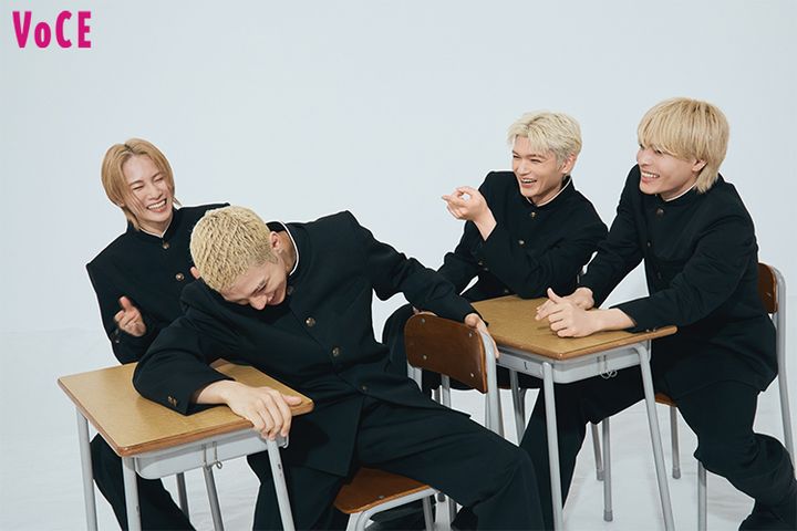 着慣れない学ランのコスプレ感にテンションが上がり、チョケるメンバーたち。