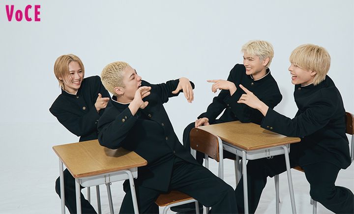 着慣れない学ランのコスプレ感にテンションが上がり、チョケるメンバーたち。