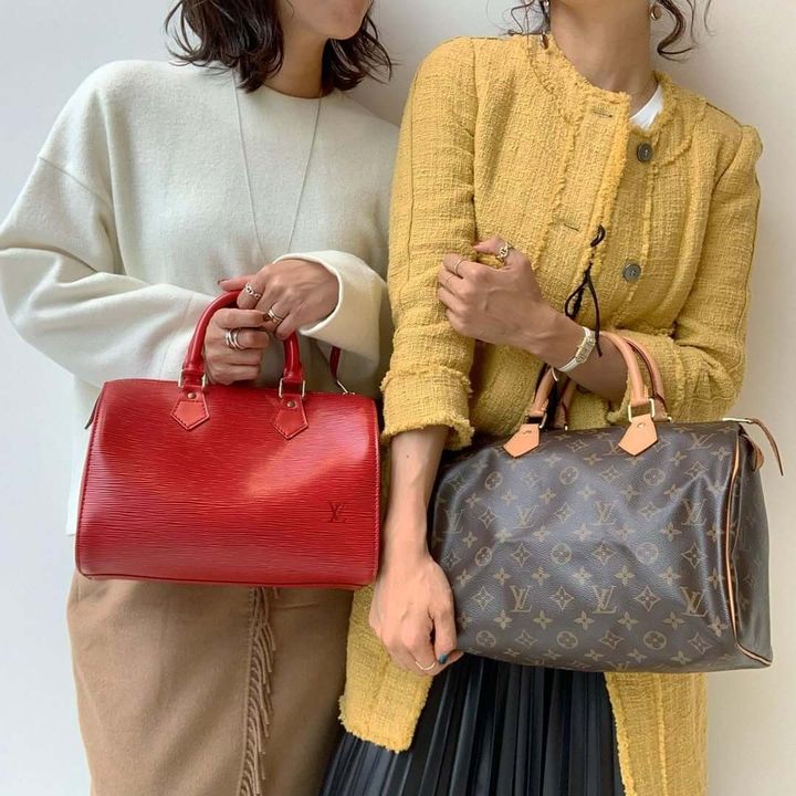 ルイ・ヴィトンのボストンバッグを持った2人の女性