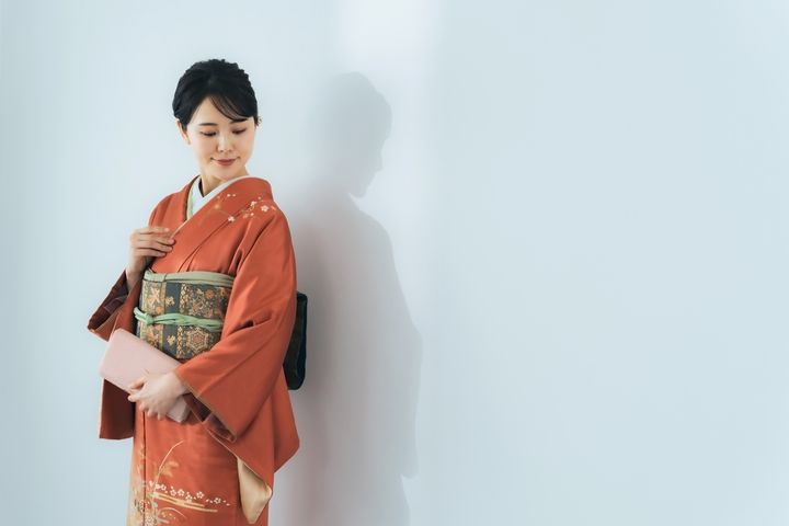 赤い着物を着た女性