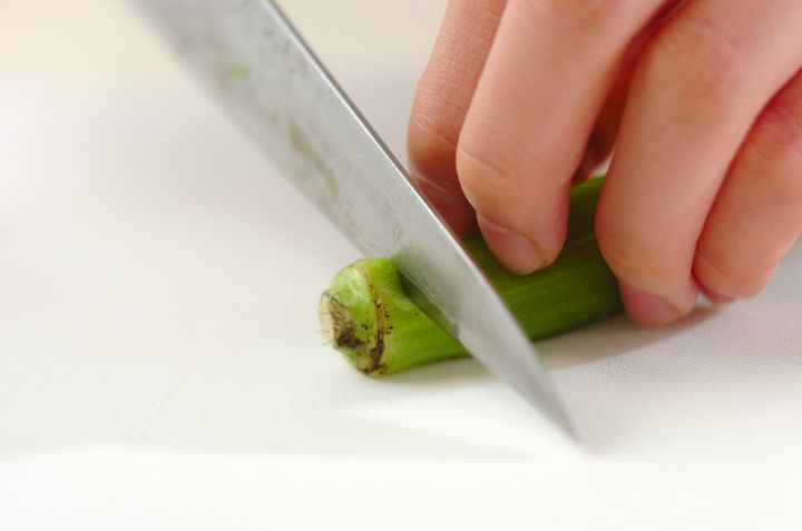 オクラの梅肉和えの下準備1