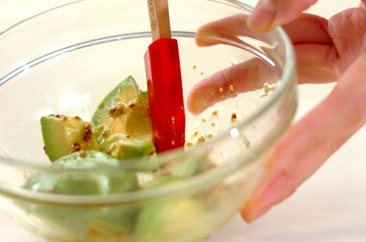 アボカドと鶏ささ身のサラダの作り方1