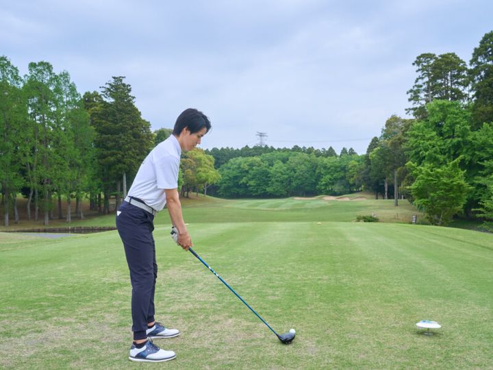 朝イチのティーショットがうまくいかない原因は？人気コーチが解説