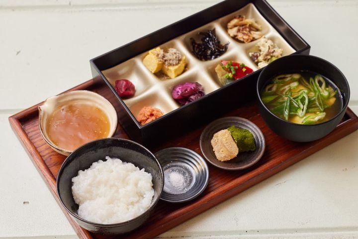 寺カフェの朝粥1600円（前日16時までに要予約、おかずの内容は季節によって異なる）