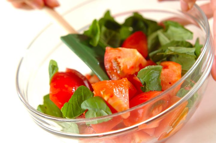 トマトのフレッシュバジル和えの下準備2