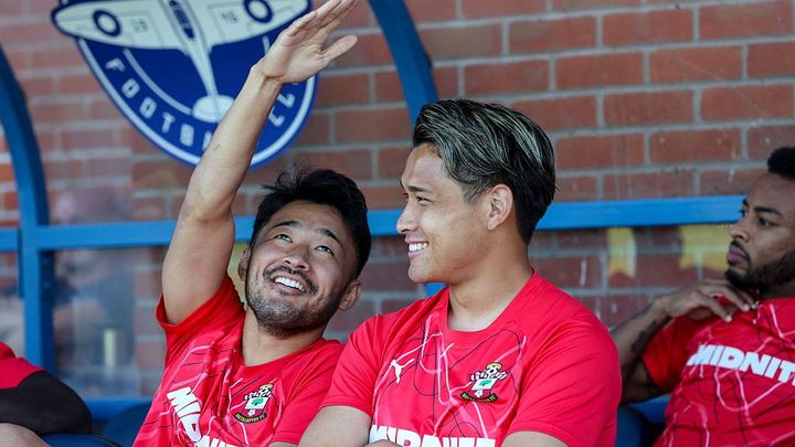 25歳日本代表DFが「ユニフォームの芝刈りモデル」に！クラブ公式サイトでは「顔出しなし」