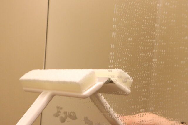 ダイソーのミニ窓ワイパーでガラス掃除