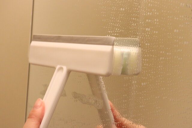 ダイソーのミニ窓ワイパーで鏡を掃除