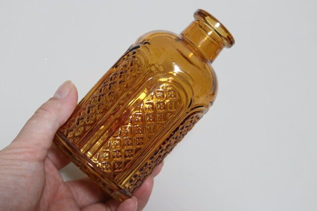 ダイソーのガラス花瓶（浮き彫りデザイン、カラー）4