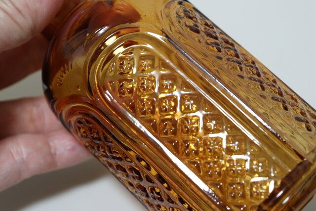 ダイソーのガラス花瓶（浮き彫りデザイン、カラー）2