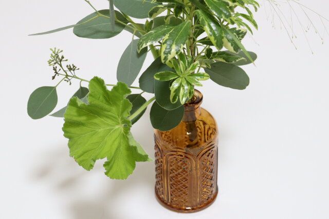 ダイソーのガラス花瓶（浮き彫りデザイン、カラー）3