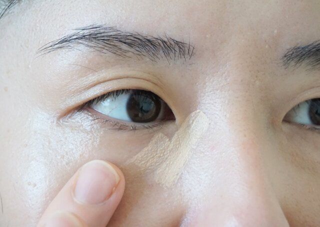 目周りのくすみをカバー