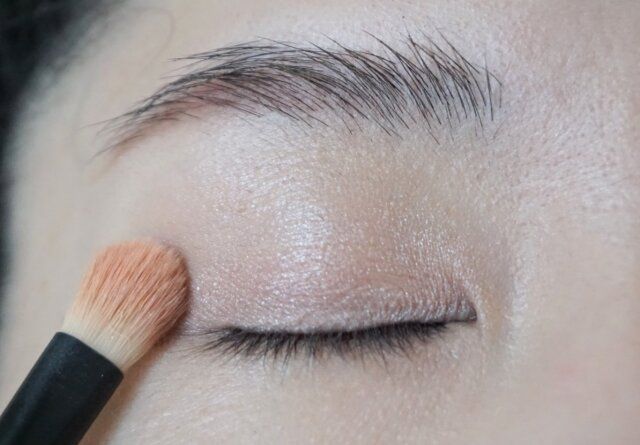 ヌードトーンのアイシャドウをのせる