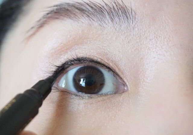 まつ毛の際にアイラインをひく