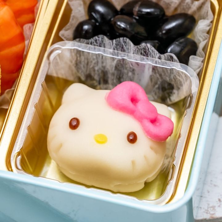 紀文 2026年「サンリオキャラクターズのおせち詰合せ」お品書き ハローキティ