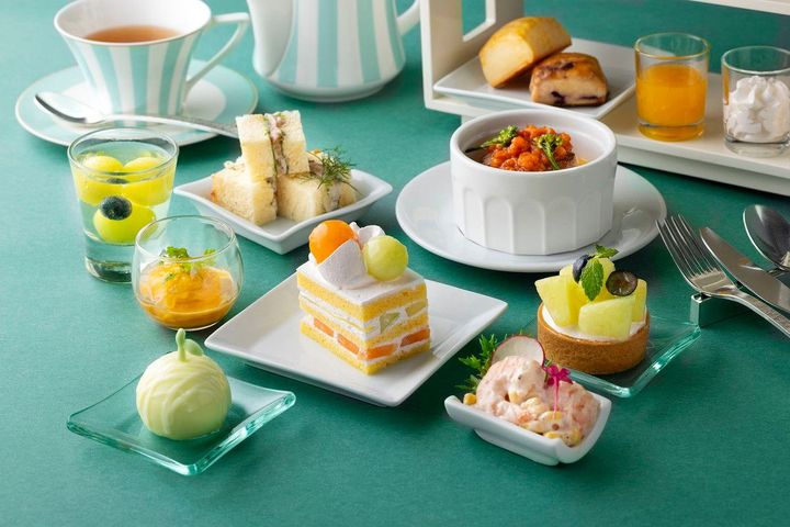 メロン アフタヌーンティー 月～木 ￥ 7,400、金～日・祝日 ￥7,900、グラスシャンパーニュ ￥2,500円（料金は、いずれも税・サービス料込）
