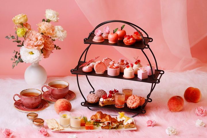 夢見るピーチアフタヌーンティー ￥7,600、スペシャルドリンク「抹茶ピーチラテ」付き￥8,800（いずれも税・サービス料込）