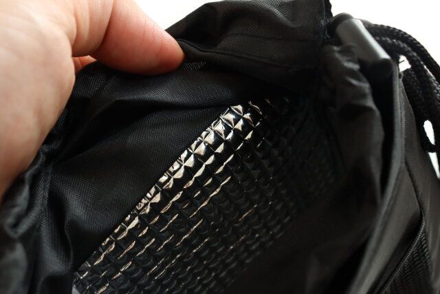 ダイソーのアルミ蒸着シート付きモバイルショルダーメッシュバッグ（ボトルホルダー機能付）