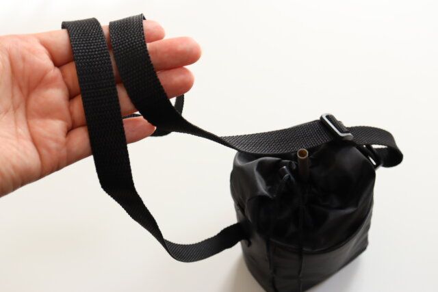 ダイソーのタンブラーが入るモバイルショルダーメッシュバッグ（ボトルホルダー機能付）