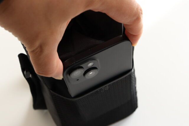 ダイソーのスマホが入るモバイルショルダーメッシュバッグ（ボトルホルダー機能付）