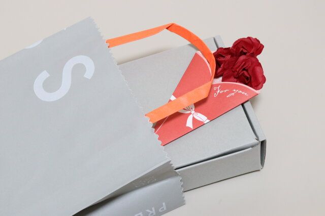 セリアのメッセージカード フラワーブーケをプレゼントと一緒に入れる