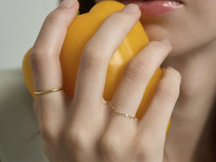 画像: 人差し指「Silver925 シンプルリング」￥7,480、薬指「Silver925 チェーンリング」￥3,520 出典：ファーストハンド